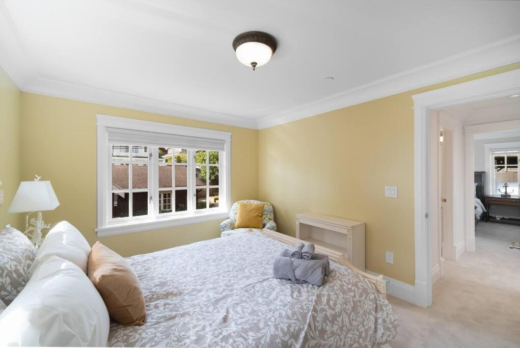 Luxury 4 beds Ocean-View house at Center of Vancouver