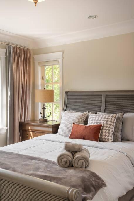 Luxury 4 beds Ocean-View house at Center of Vancouver