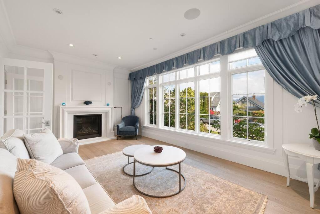 Luxury 4 beds Ocean-View house at Center of Vancouver