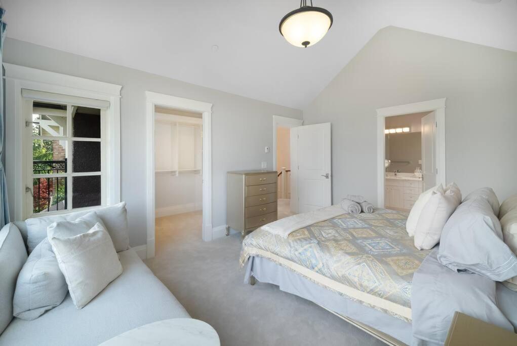Luxury 4 beds Ocean-View house at Center of Vancouver