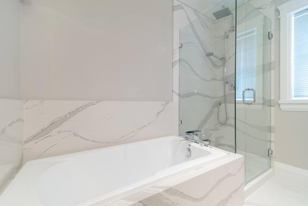 Luxury 4 beds Ocean-View house at Center of Vancouver