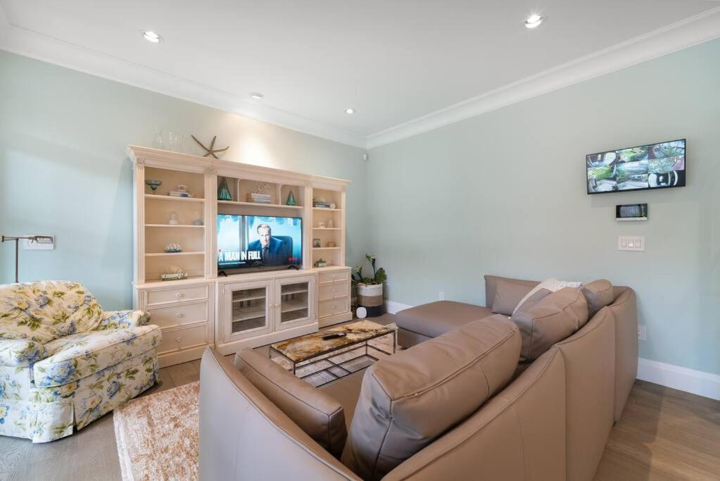 Luxury 4 beds Ocean-View house at Center of Vancouver
