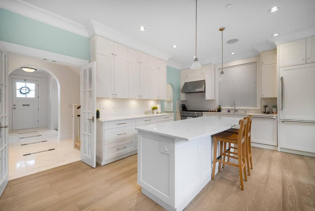Luxury 4 beds Ocean-View house at Center of Vancouver