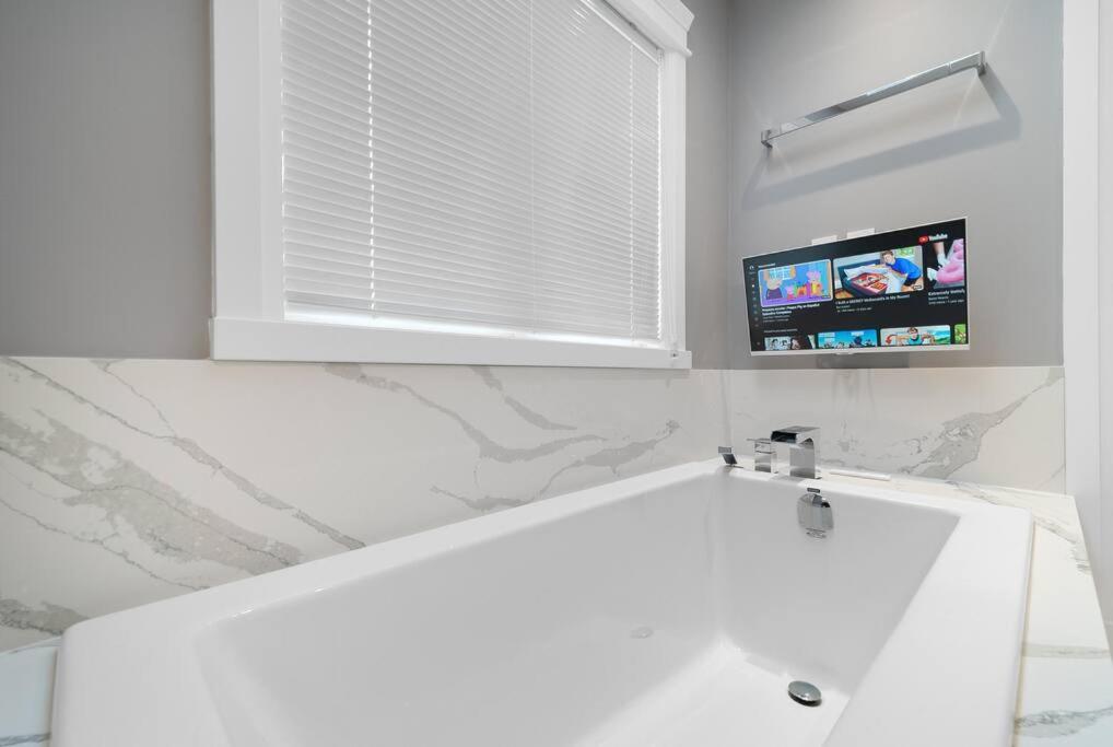 Luxury 4 beds Ocean-View house at Center of Vancouver