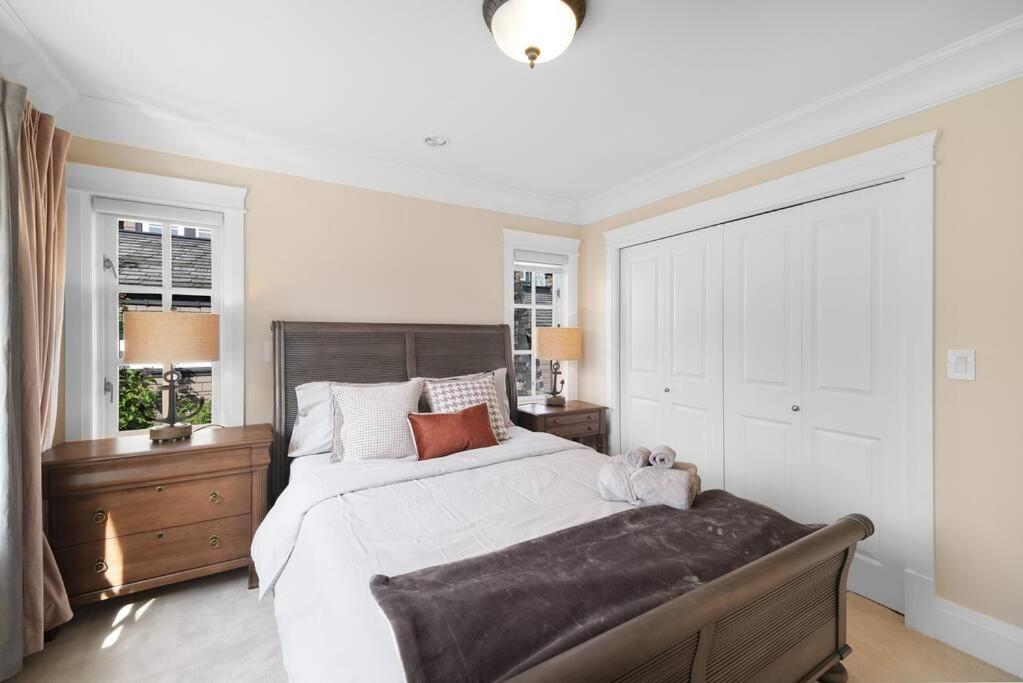 Luxury 4 beds Ocean-View house at Center of Vancouver