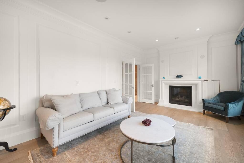 Luxury 4 beds Ocean-View house at Center of Vancouver