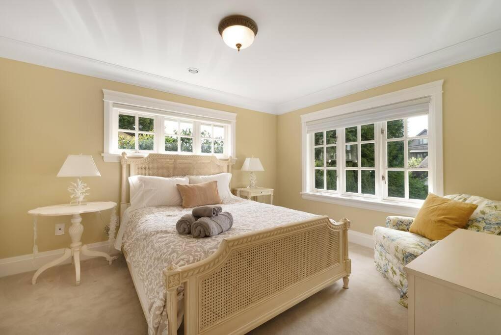 Luxury 4 beds Ocean-View house at Center of Vancouver