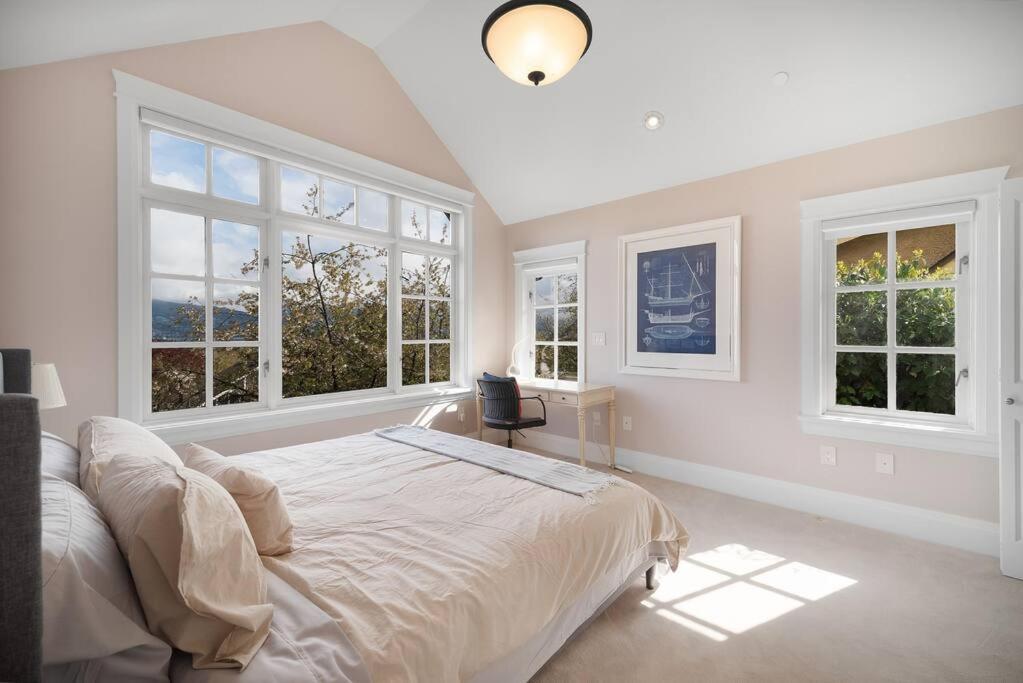 Luxury 4 beds Ocean-View house at Center of Vancouver