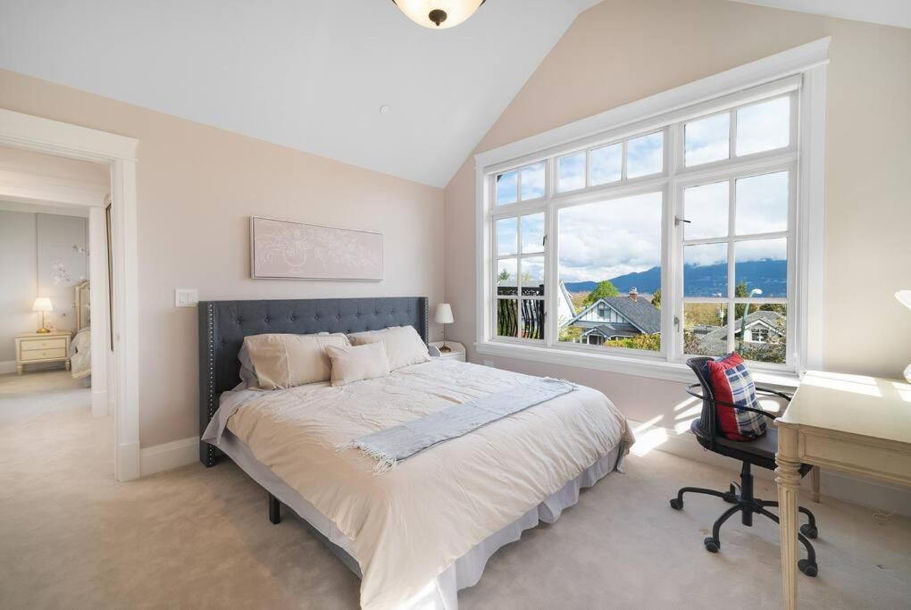 Luxury 4 beds Ocean-View house at Center of Vancouver