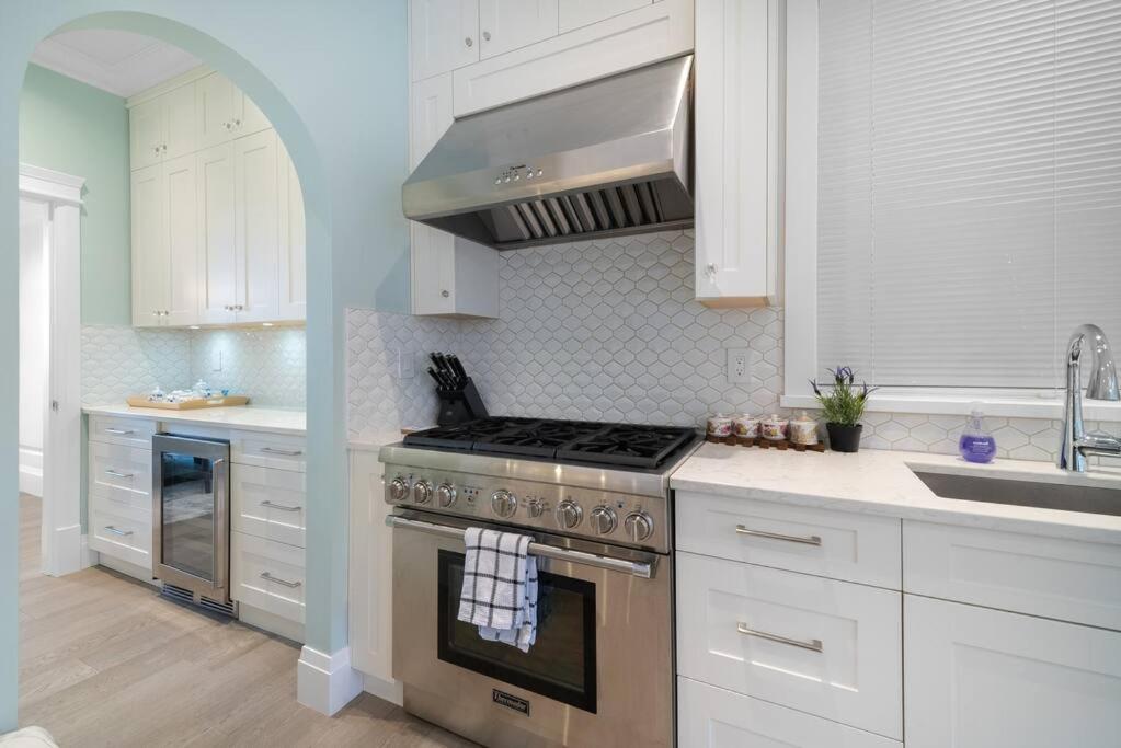 Luxury 4 beds Ocean-View house at Center of Vancouver