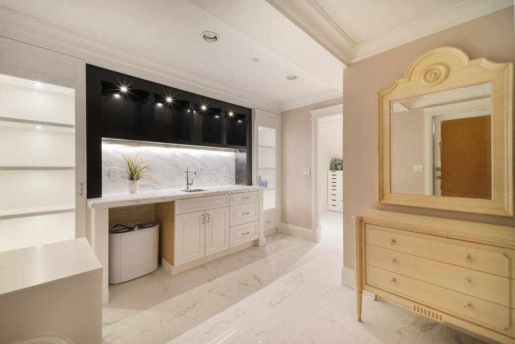 Luxury 4 beds Ocean-View house at Center of Vancouver