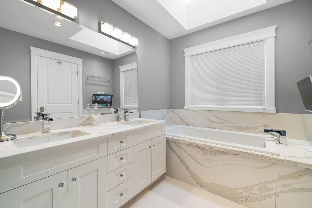 Luxury 4 beds Ocean-View house at Center of Vancouver