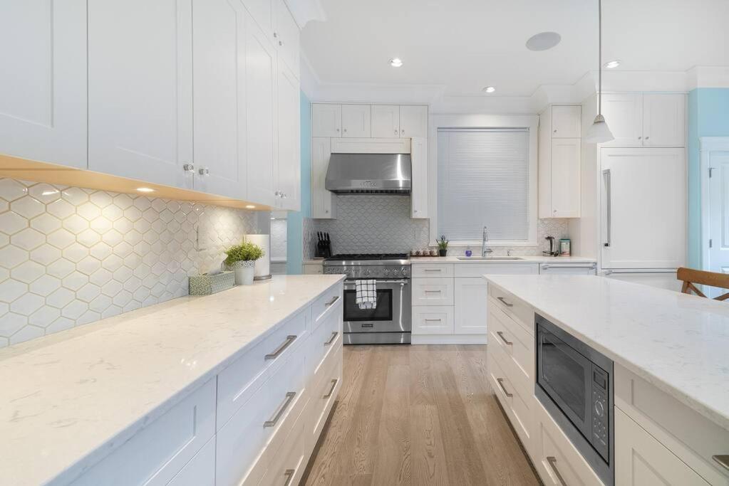 Luxury 4 beds Ocean-View house at Center of Vancouver