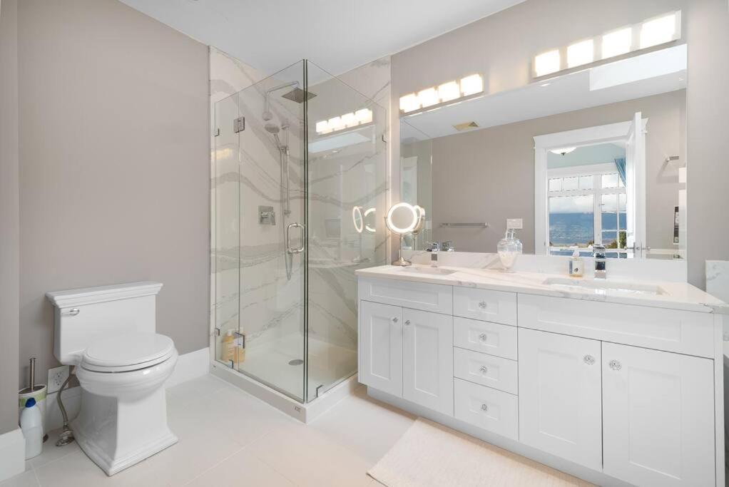 Luxury 4 beds Ocean-View house at Center of Vancouver