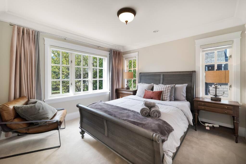 Luxury 4 beds Ocean-View house at Center of Vancouver
