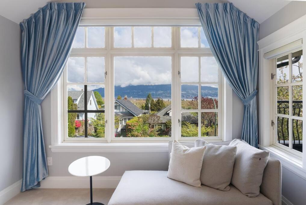 Luxury 4 beds Ocean-View house at Center of Vancouver