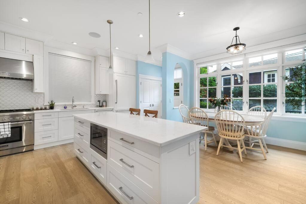 Luxury 4 beds Ocean-View house at Center of Vancouver