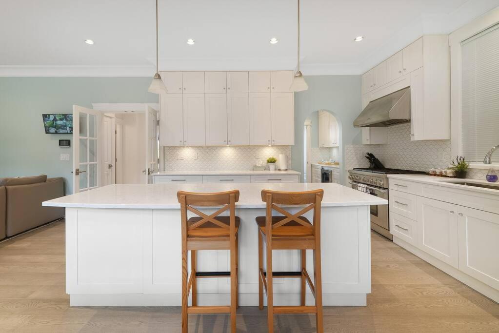 Luxury 4 beds Ocean-View house at Center of Vancouver