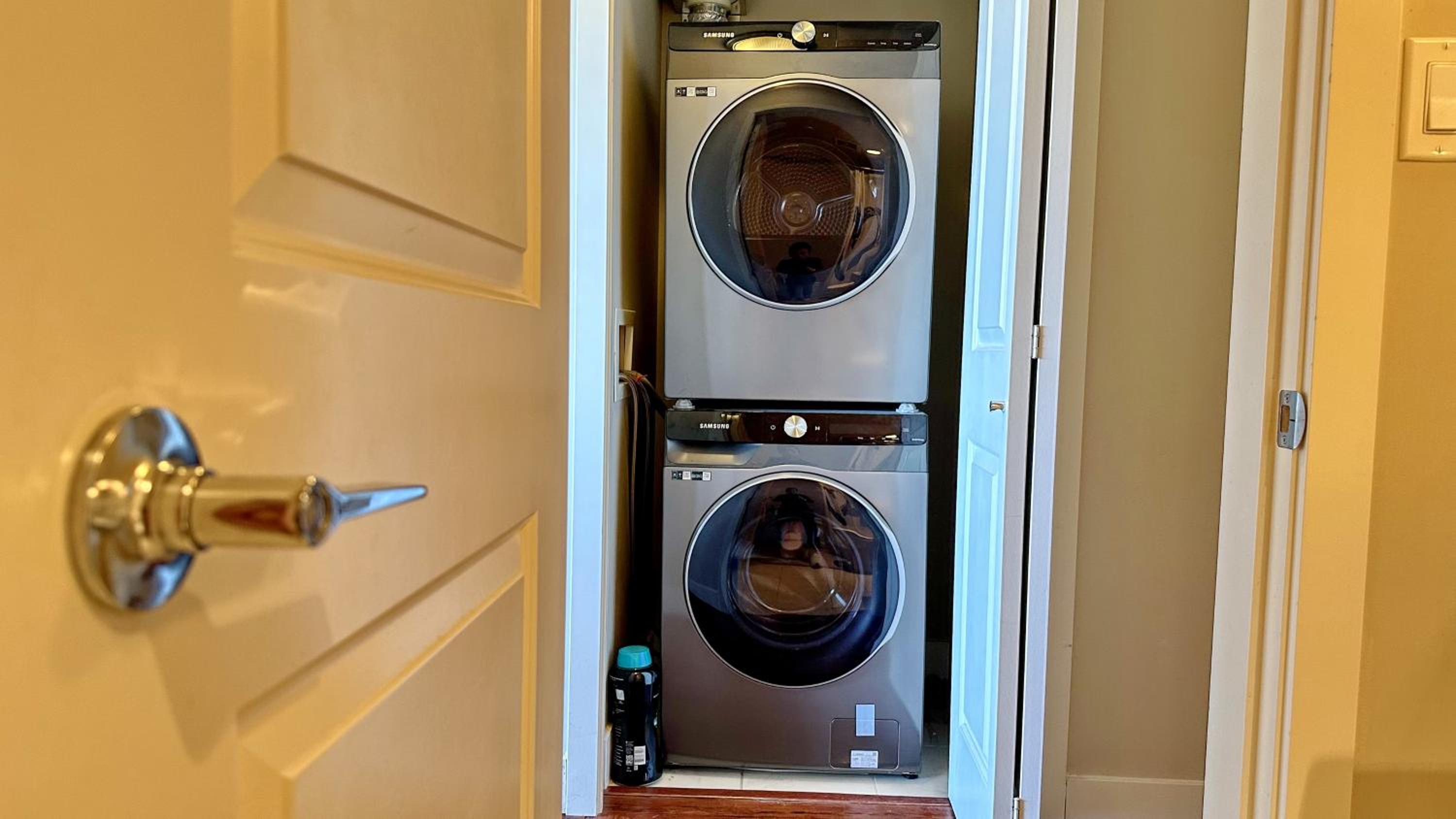 10 minutes to YVR, 2 bedrooms, 2 full bathrooms,high-rise with beautiful views