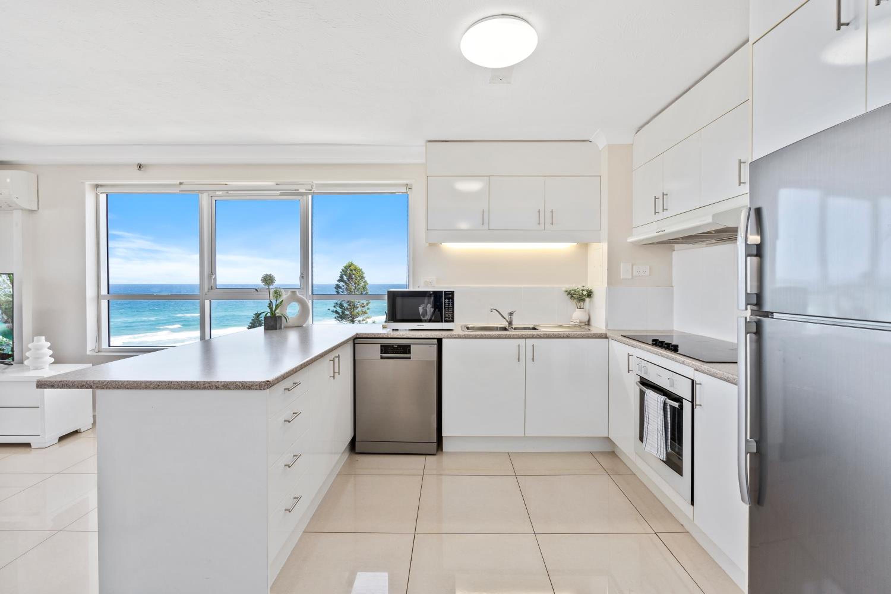 Stunning OCEAN VIEWS in 2 Bedroom Unit at Zenith - Q Stay