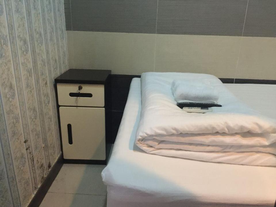KK Hotel - Hostel - 24 hrs Reception in Flat C1 & C2, Tsim Sha Tsui Building, 83-97 Nathan Road, Tsim Sha Tsui, Kowloon