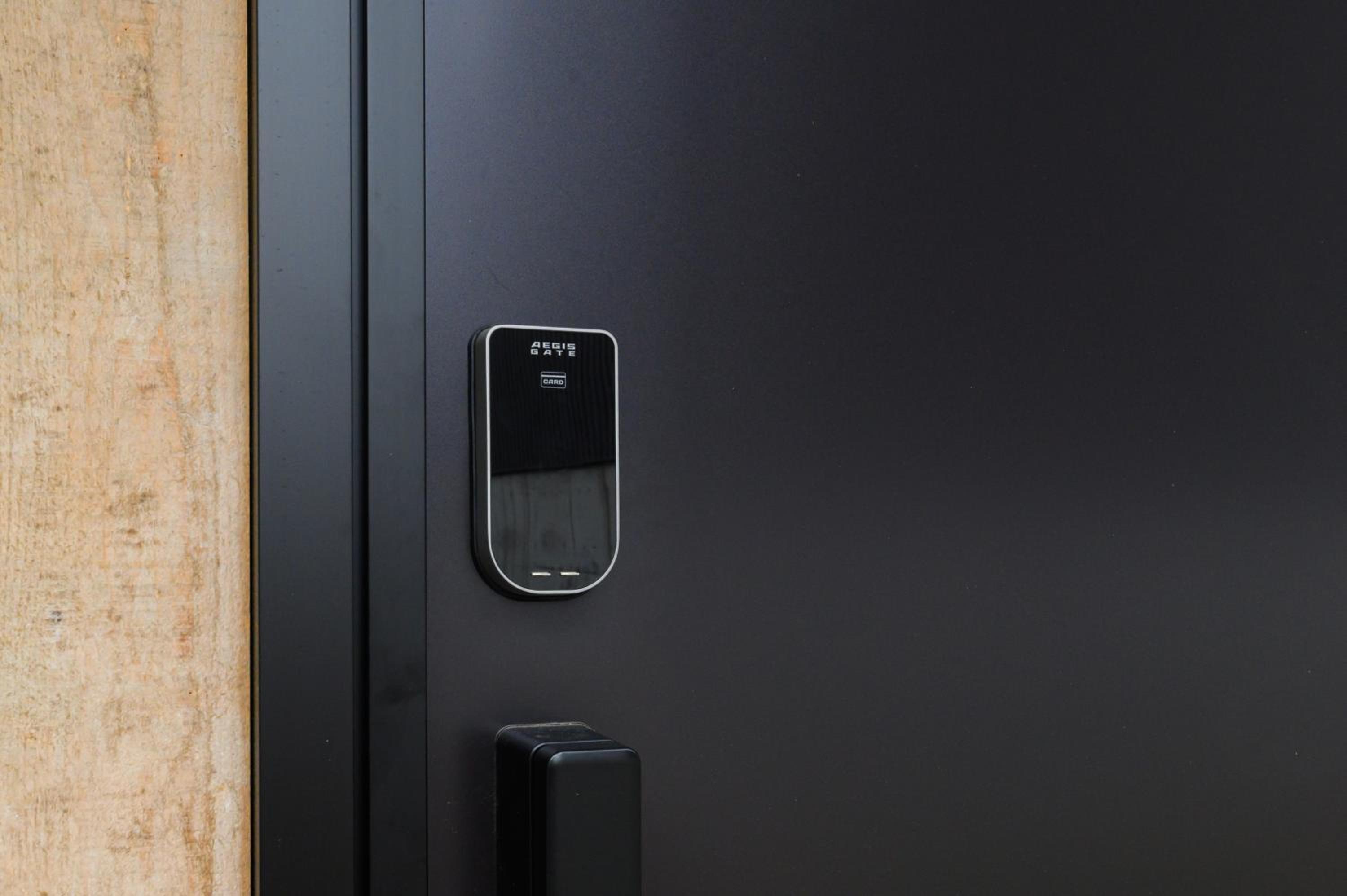 D plus one doors view 2