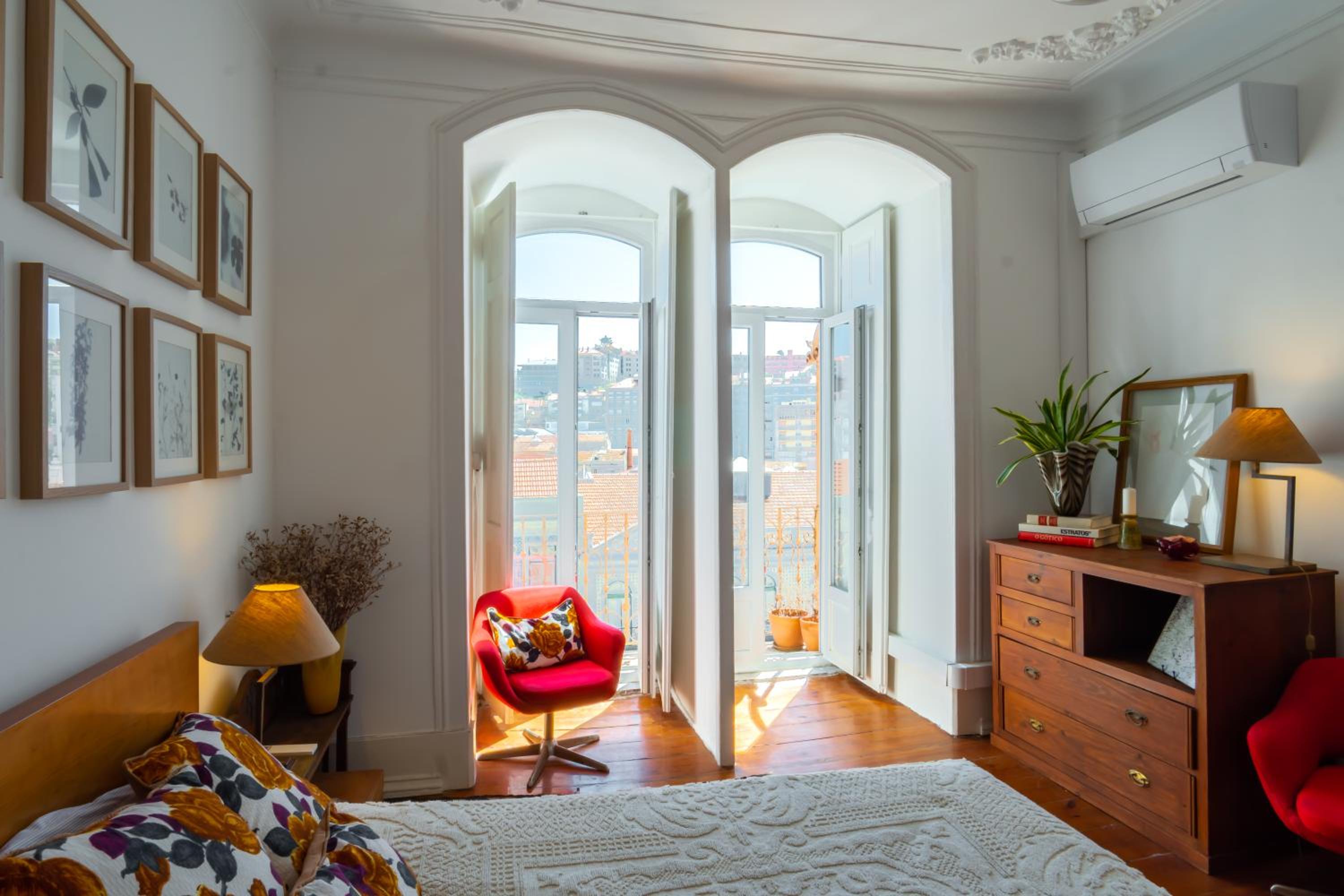 Life in Colour & Art - Charming 3Bed Apartment view 2