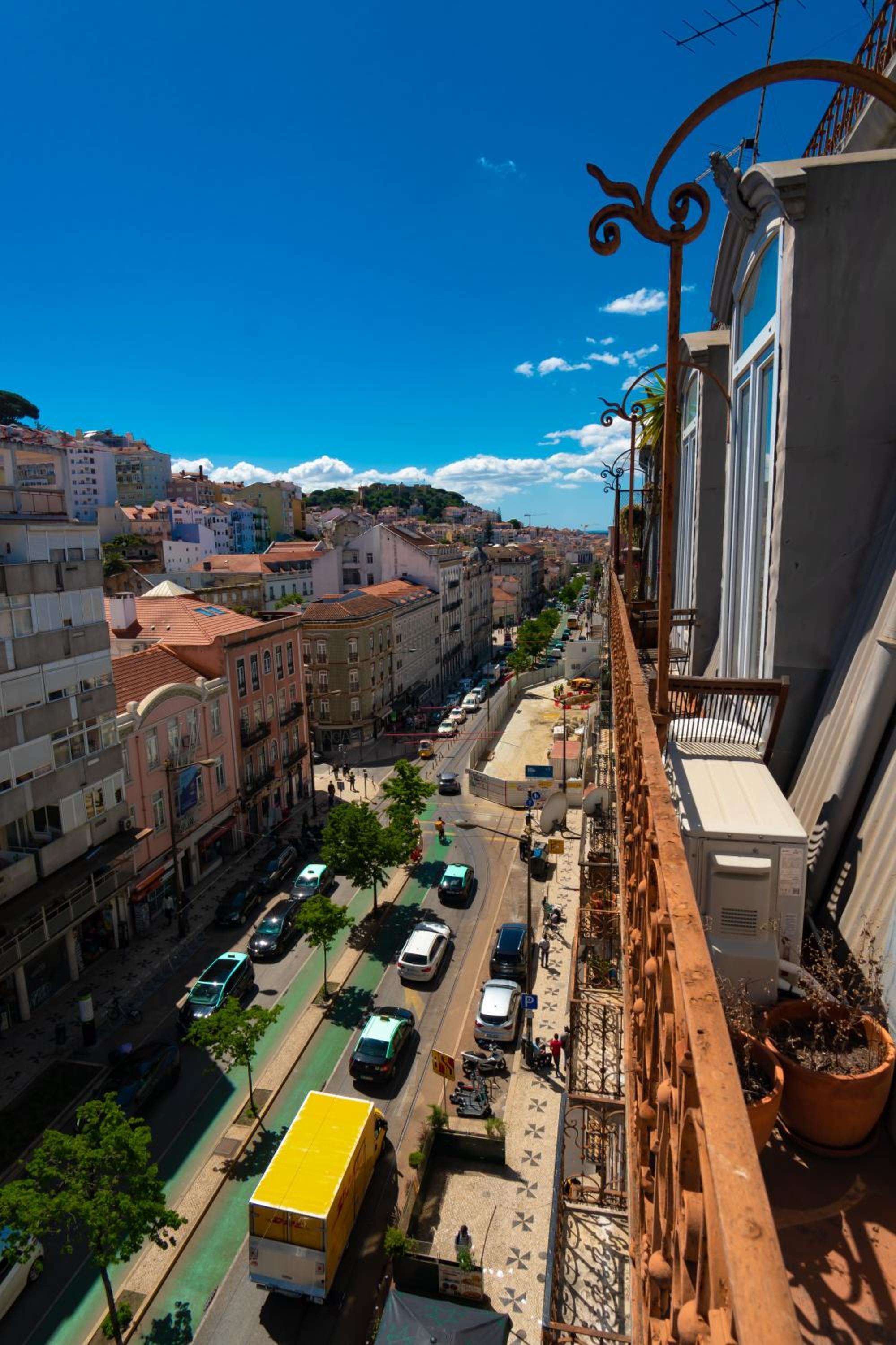 Life in Colour & Art - Charming 3Bed Apartment view 3
