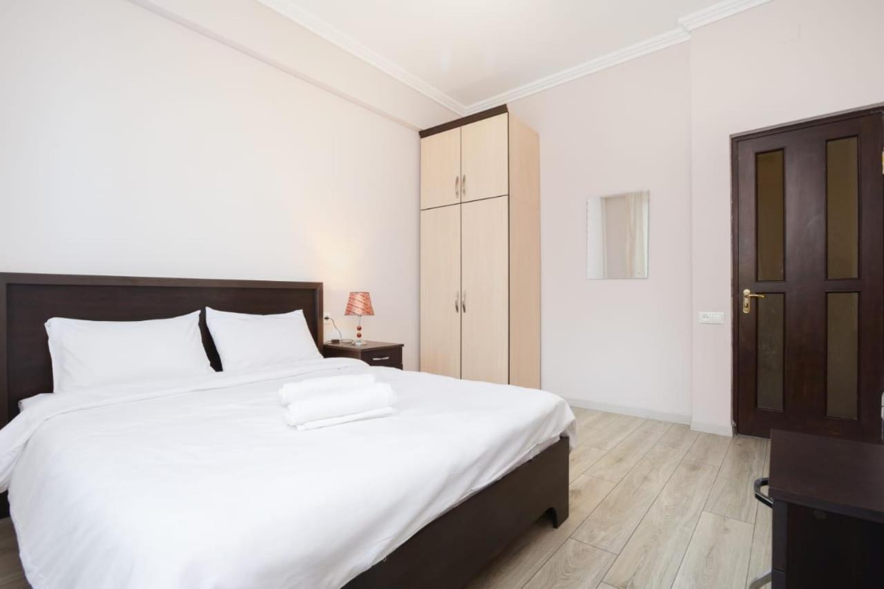 2 bedroom with balcony near Opera house