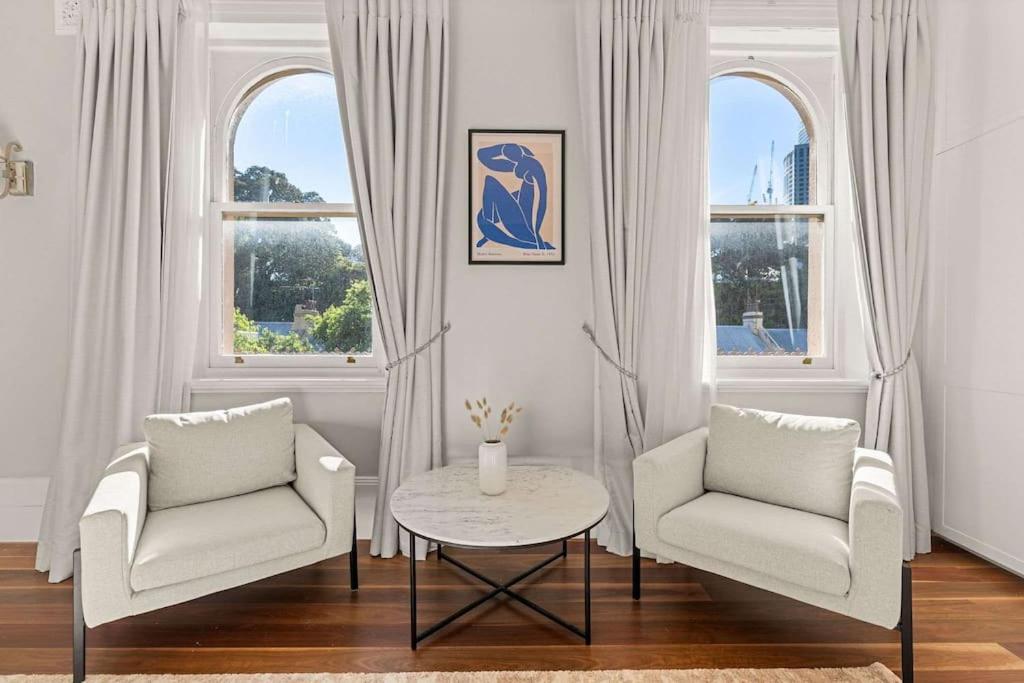 Elegant 6-Bed Home with Harbour Views