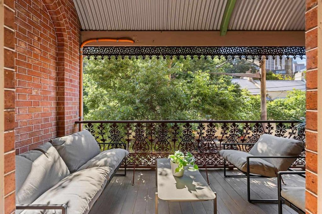 Elegant 6-Bed Home with Harbour Views