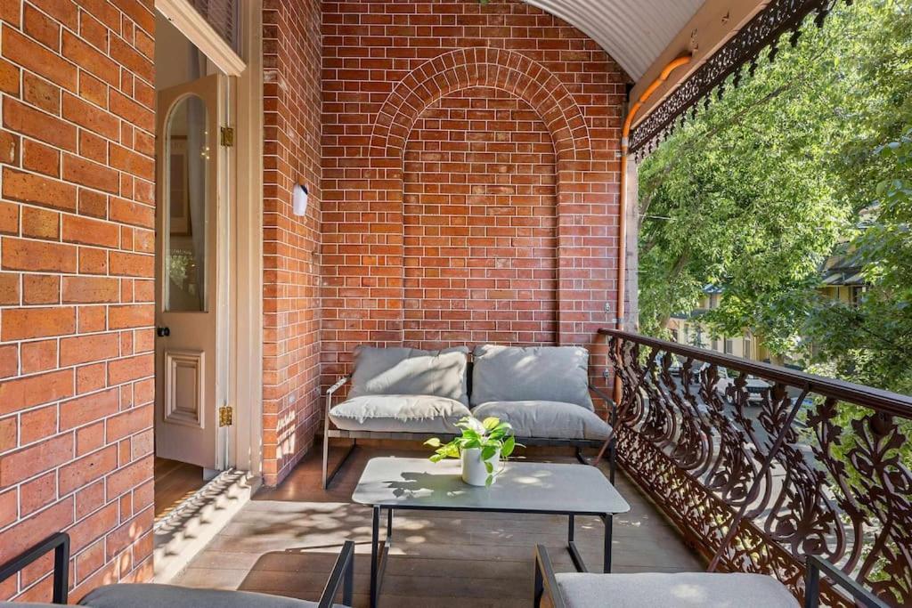 Elegant 6-Bed Home with Harbour Views