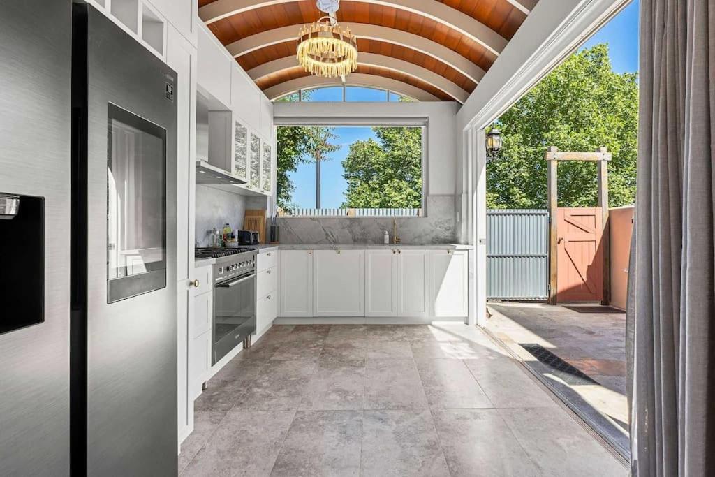 Elegant 6-Bed Home with Harbour Views