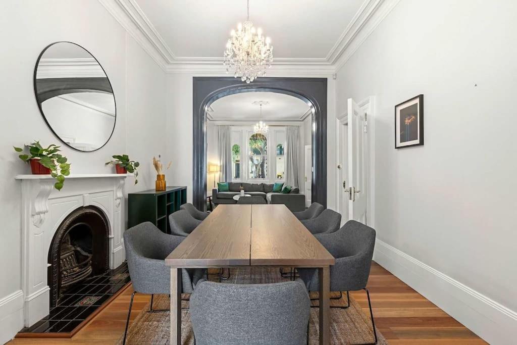 Elegant 6-Bed Home with Harbour Views