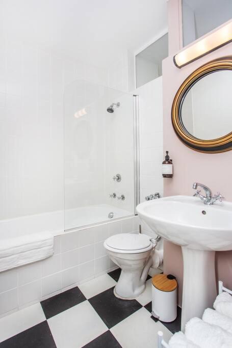 Lovely studio with magnificent views & pool!