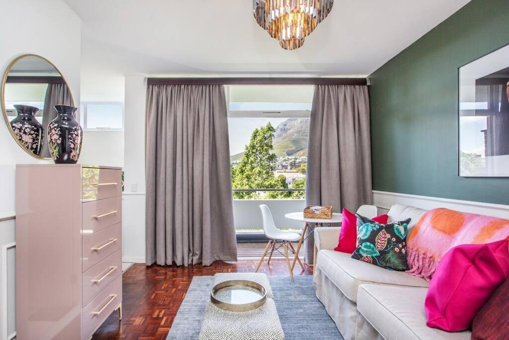 Lovely studio with magnificent views & pool!