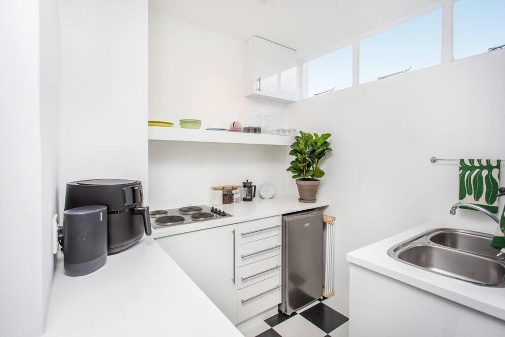 Lovely studio with magnificent views & pool!