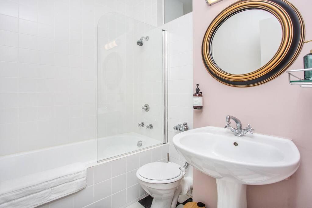 Lovely studio with magnificent views & pool!