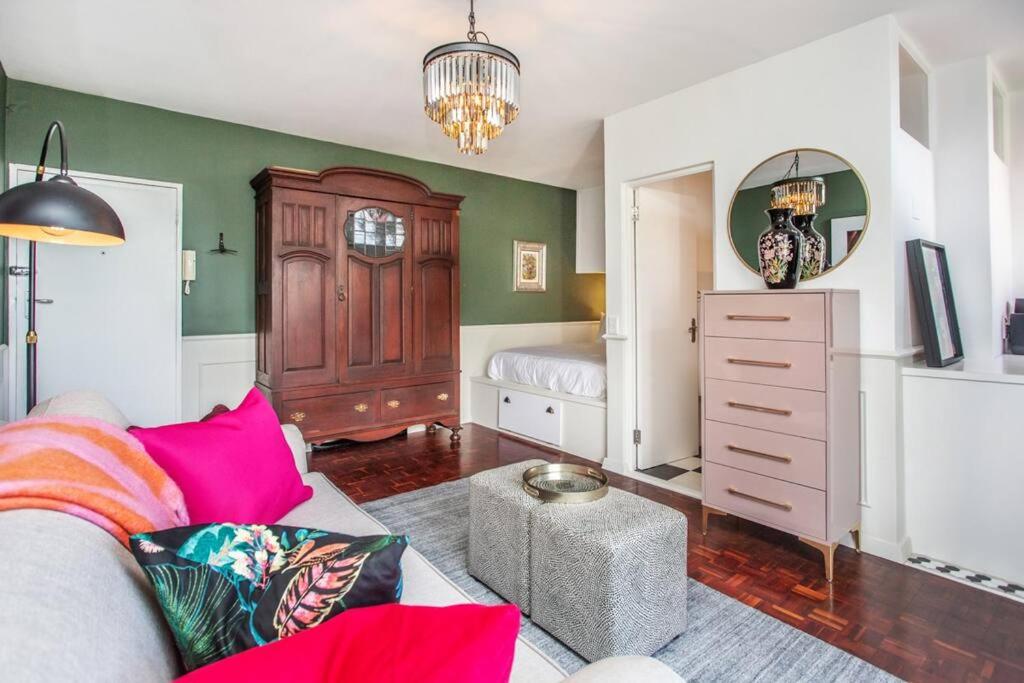 Lovely studio with magnificent views & pool!