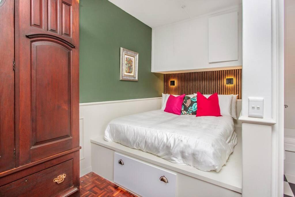 Lovely studio with magnificent views & pool!