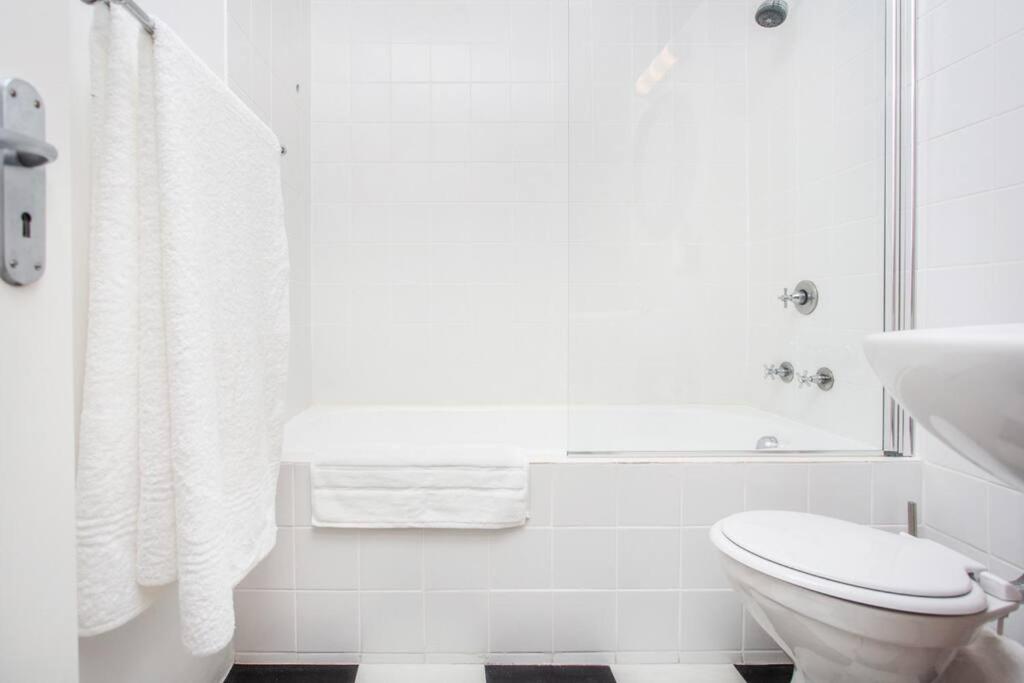 Lovely studio with magnificent views & pool!