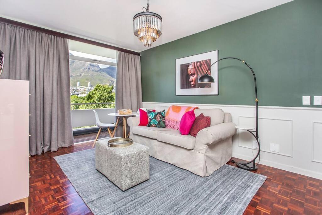 Lovely studio with magnificent views & pool!