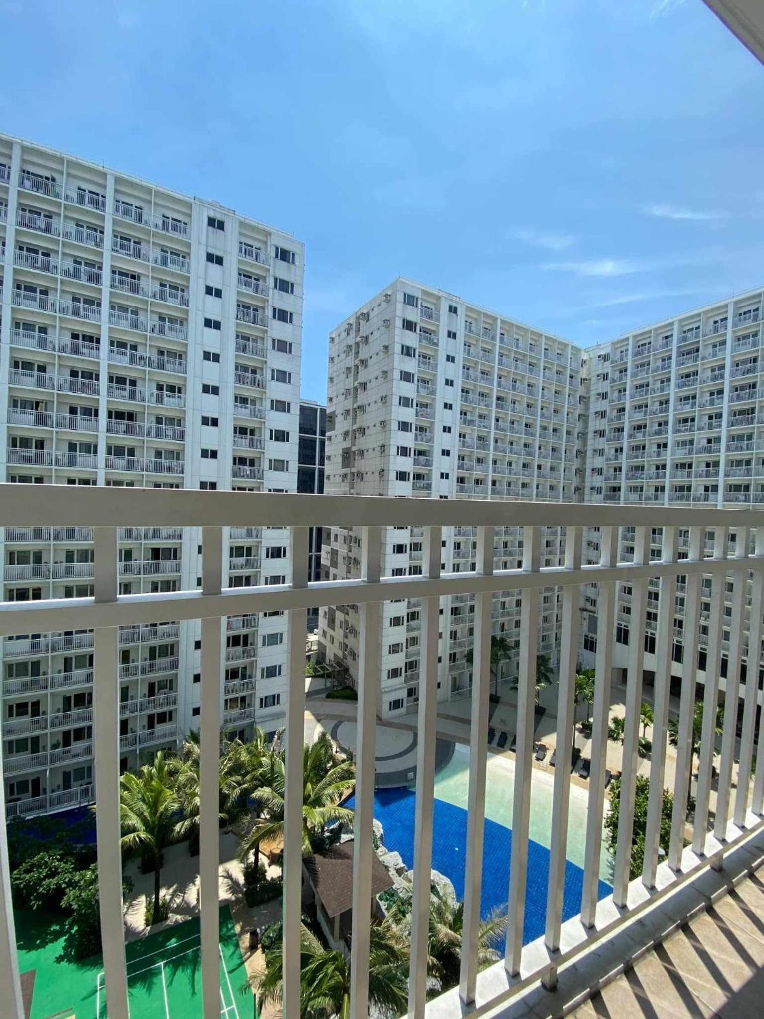 Dream Staycation Shore Residence MOA