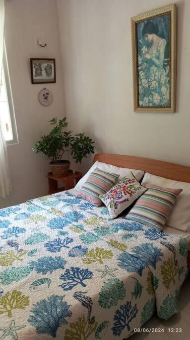 Tiny Art House with Garden