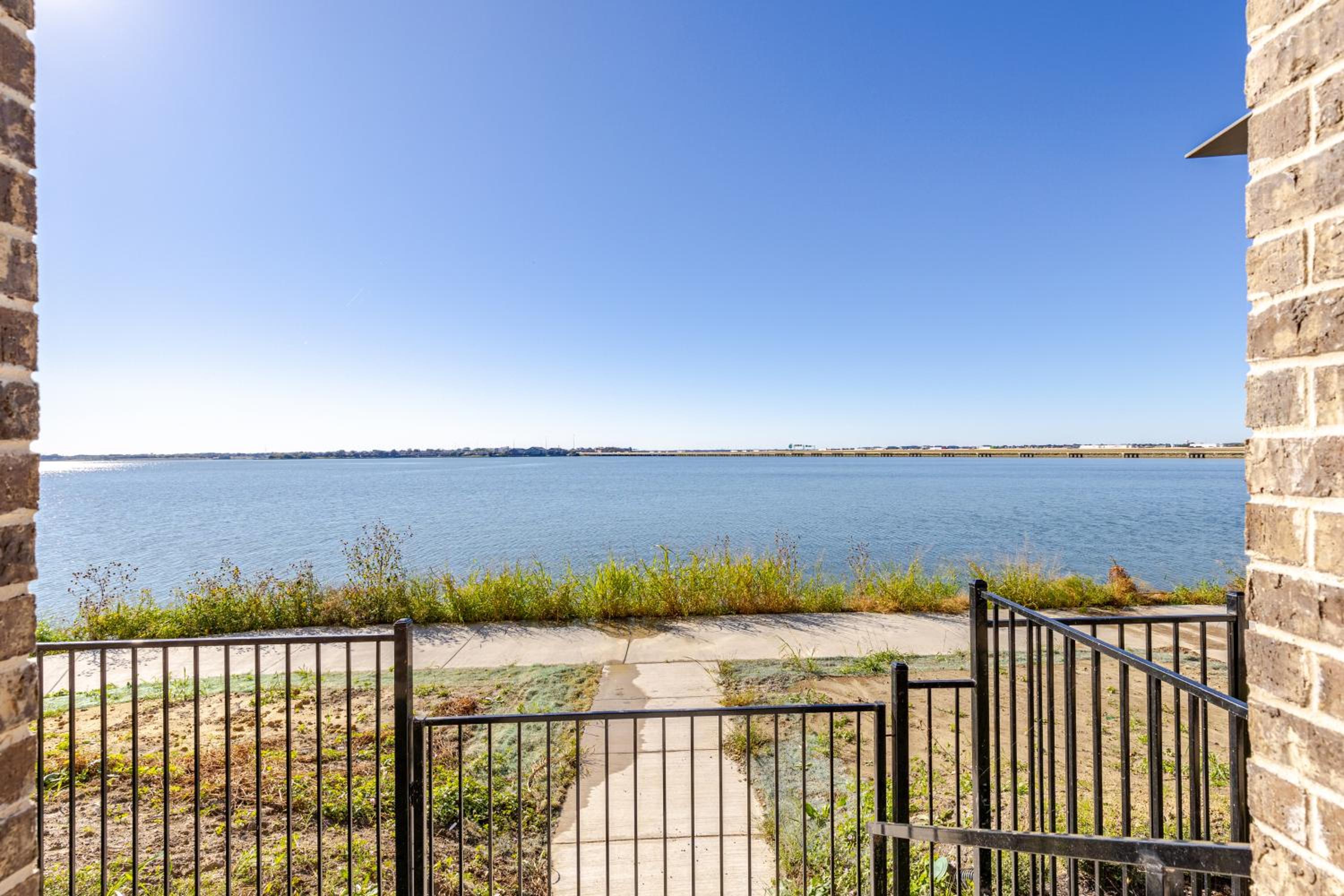 Stylish Lake House Retreat in Rowlett view 5