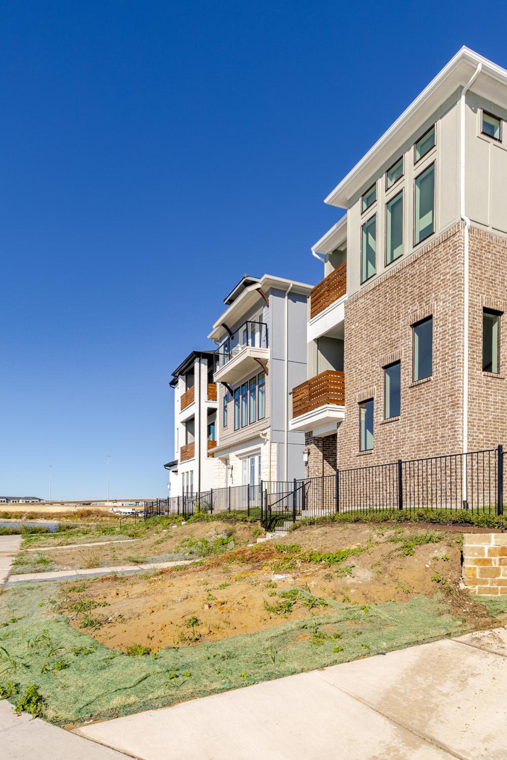 Stylish Lake House Retreat in Rowlett view 4