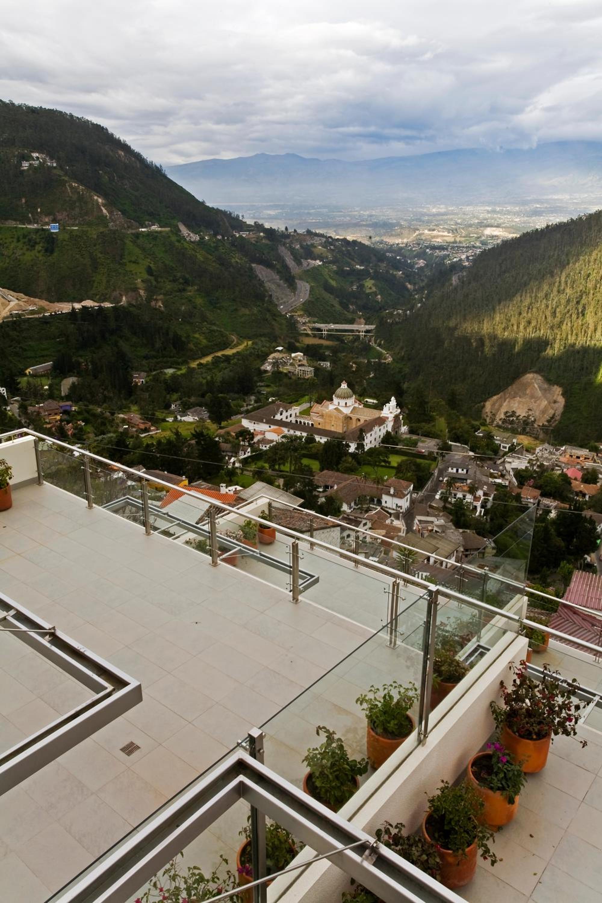 Hotel Stubel Suites & Cafe - Image 1