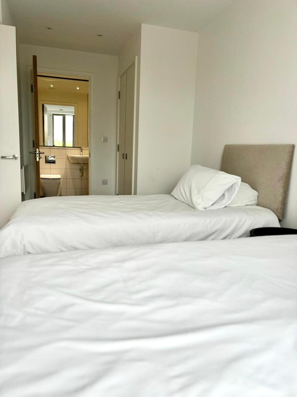 Entire Luxury Manchester City Centre Apartment with Pool & Jacuzzi view 4