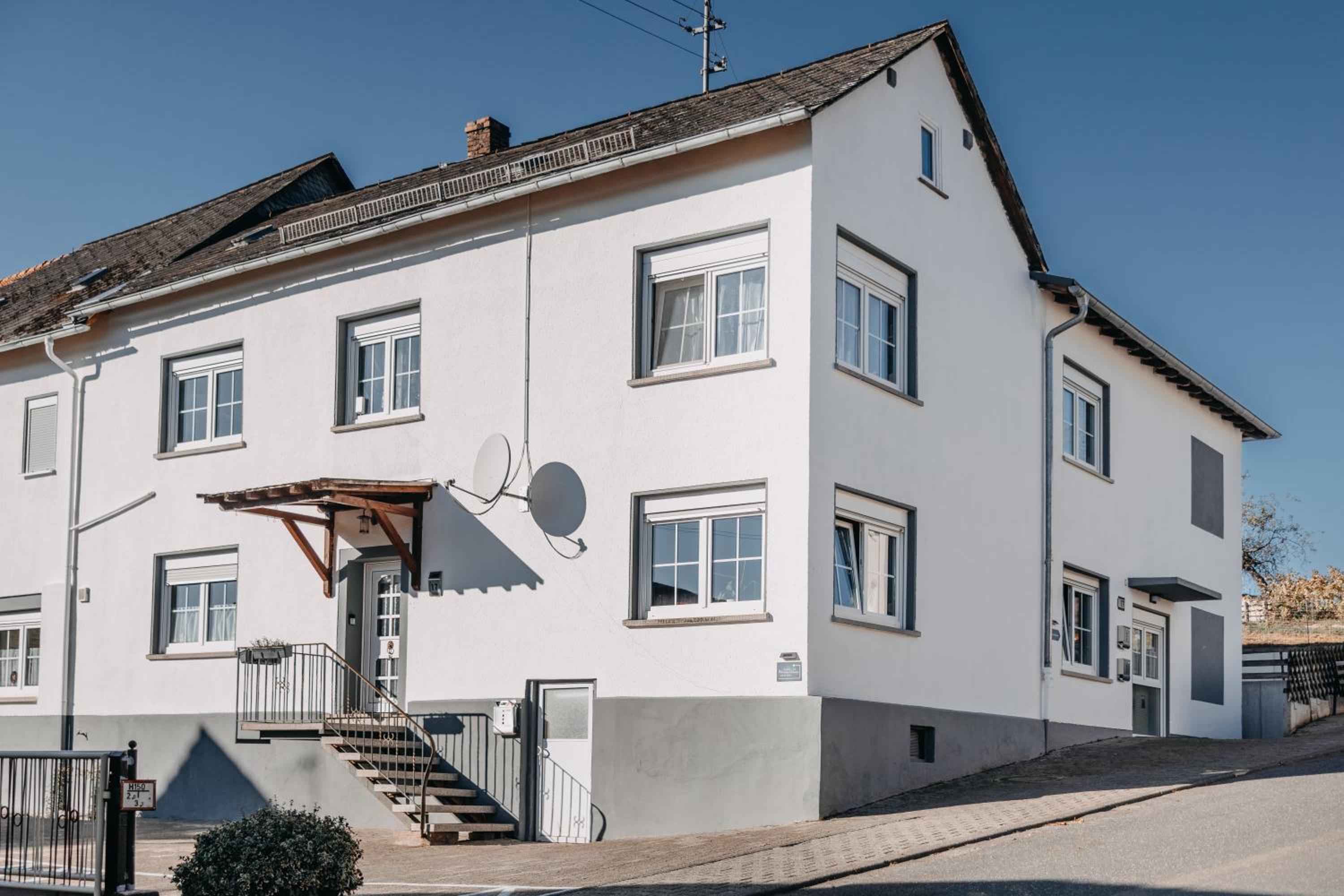Kleeoase - Modernes Apartment - Infrarotsauna - Terrasse - Garten - kostenlosem Parkplatz