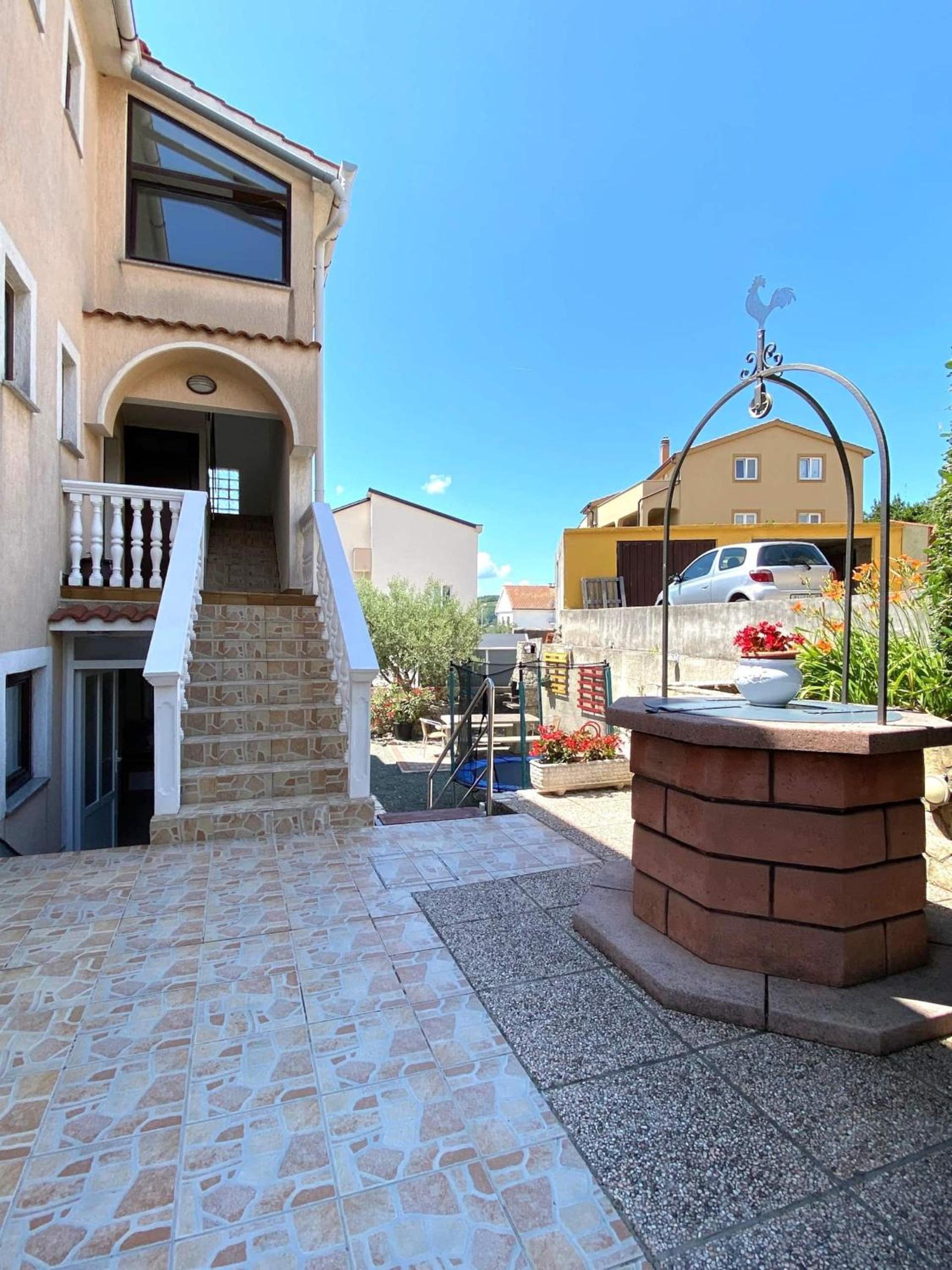 Apartment Lilly with outdoor Trampoline and Grill view 4
